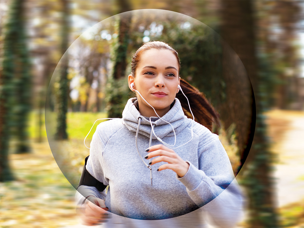 Frau geht Joggen und wird durch eine Linse fotografiert